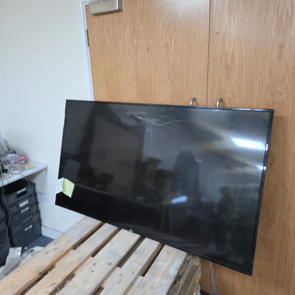 FLAT SCREEN TELEVISION – CRACKED SCREEN LG 65INCH NO STAND 
