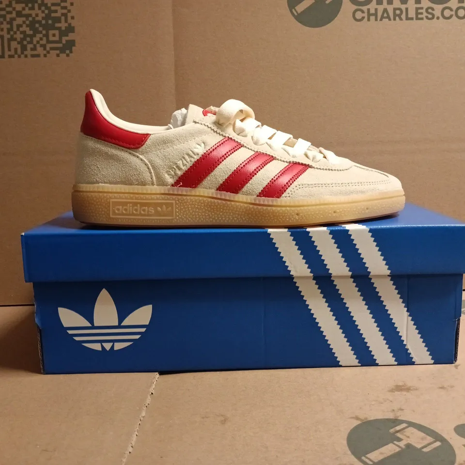 BOXED PAIR OF ADIDAS HANDBALL SPEZIAL TRAINERS IN WHITE/RED SIZE UK 6.5