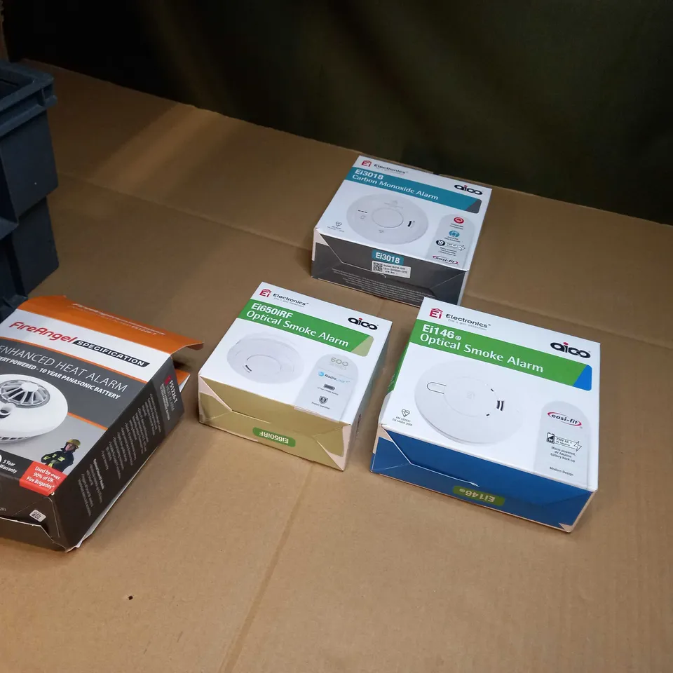 LOT OF APPROX 7 ASSORTED HOUSE HOLD ALARMS TO INCLUDE: CARBON MONOXIDE, ENHANCED HEAT ALARM, SMOKE ALARM