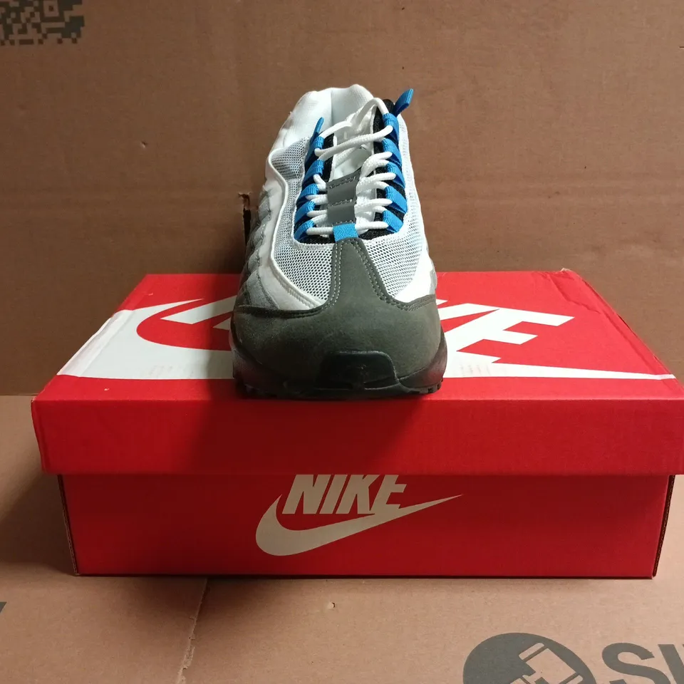 BOXED PAIR OF NIKE AIR MAX TRAINERS IN WHITE/GREY/BLUE SIZE UK 9
