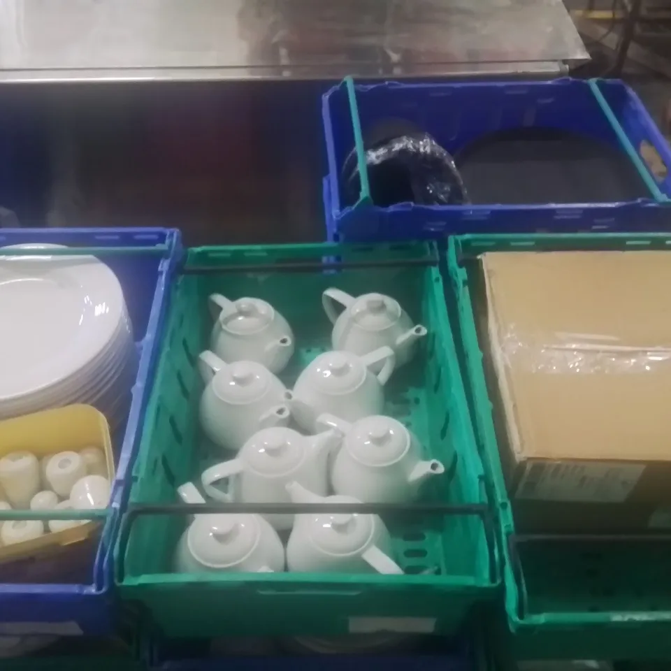 PALLET TO CONTAIN A LARGE VARIETY OF CATERING ITEMS TO INCLUDE; JUGS, PLATES, TEAPOTS, SALT AND PEPPER DISPENSERS ETC
