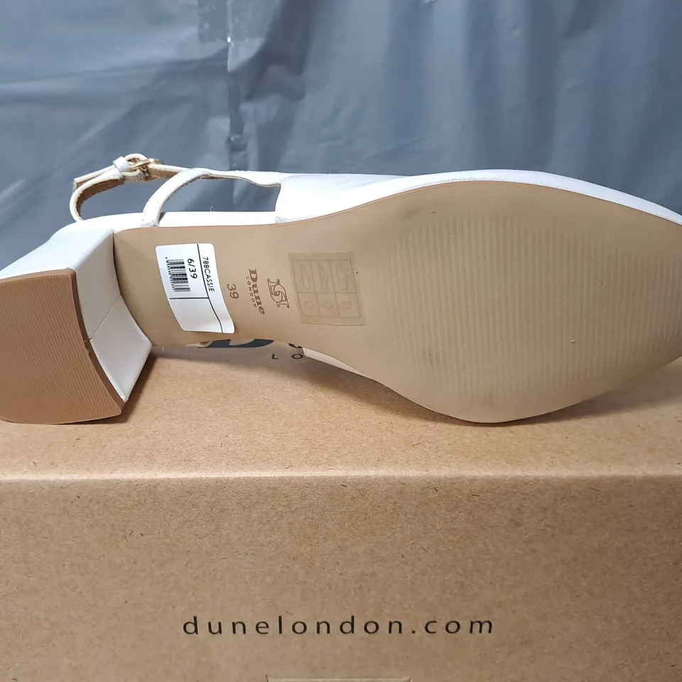 BOXED PAIR OF DUNE SNAFFLE OPEN COURT IN WHITE - SIZE 6