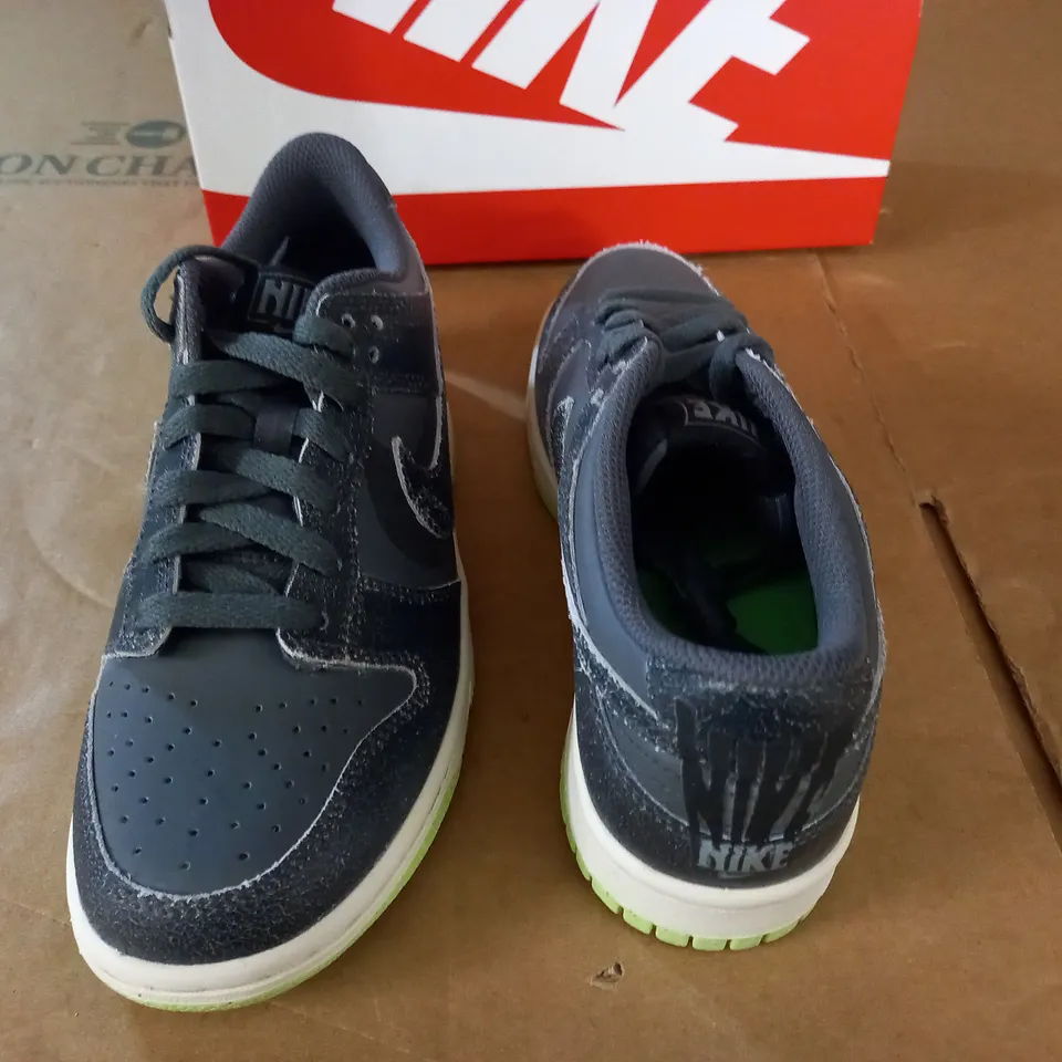 PAIR OF NIKE DUNK LOW SE TRAINERS IN GREY - UK 4.5