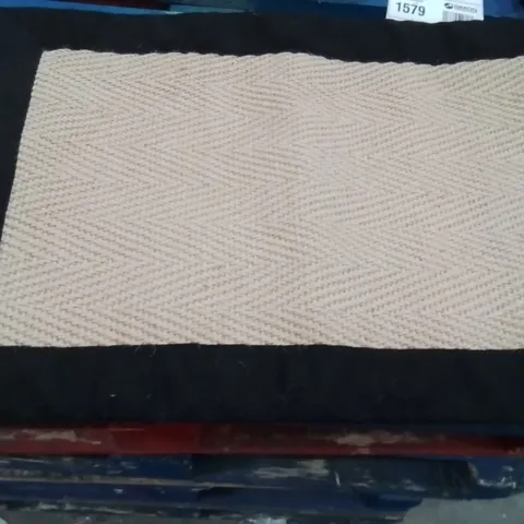 QUALITY DESIGNER AREA RUG - APPROXIMATELY 60X40CM