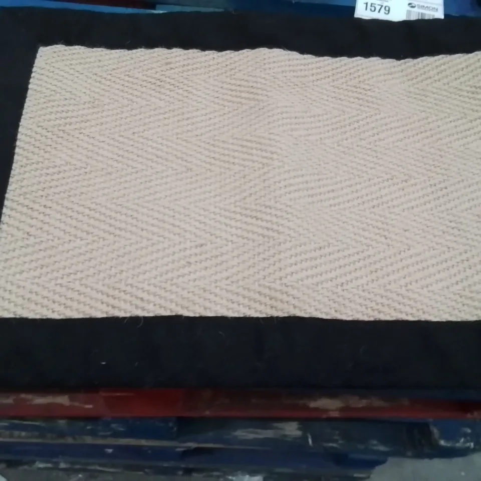 QUALITY DESIGNER AREA RUG - APPROXIMATELY 60X40CM