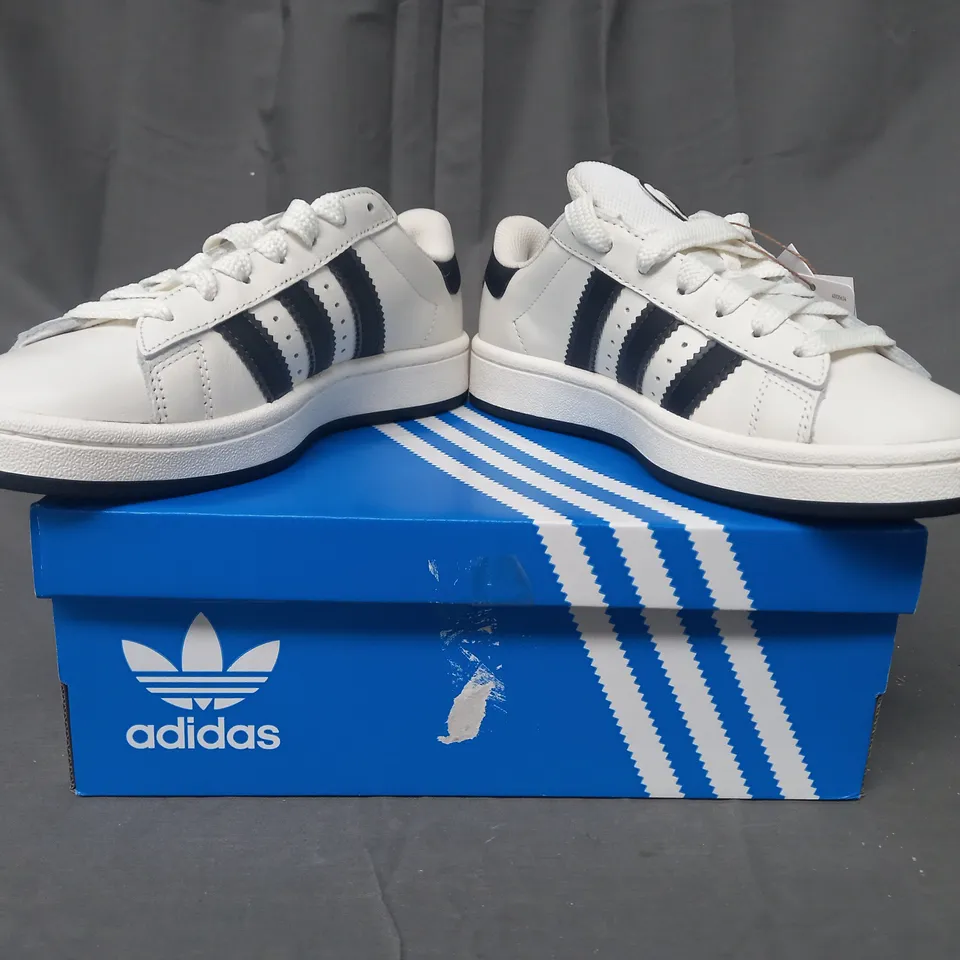 BOXED PAIR OF ADIDAS CAMPUS 00S SHOES IN WHITE/BLACK UK SIZE 4.5