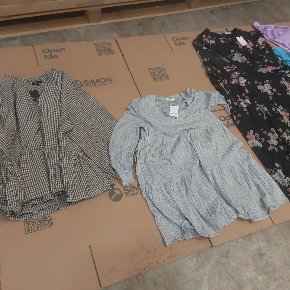 PALLET CONTAINING APPROXIMATELY 250x BRAND NEW ASSORTED DESIGNER CLOTHING ITEMS INCLUDING: SIMPLY BE DRESS, ELLA KNICKERS, SIMPLY BE TOP, JD WILLIAMS TOP ECT