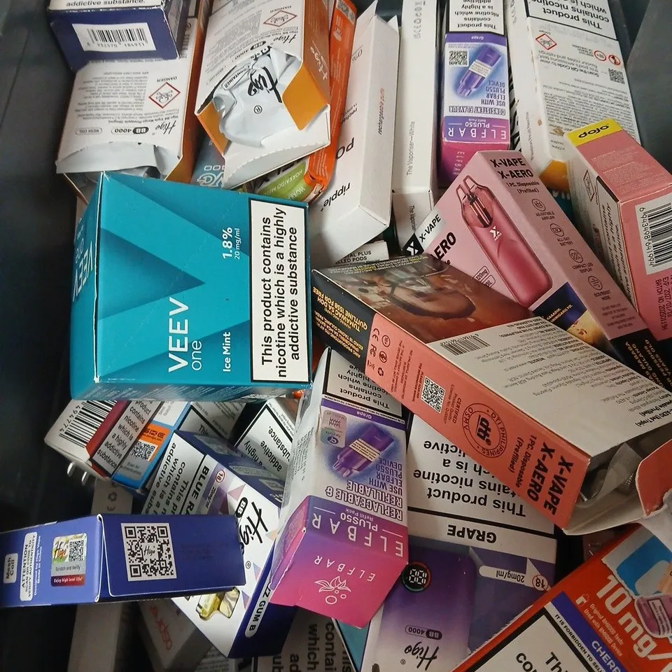 APPROXIMATELY 25 ASSORTED E-CIGARETTE & VAPING ITEMS IN VARIOUS BRANDS TO INCLUDE HIGO, X-VAPE, OXVA ETC 