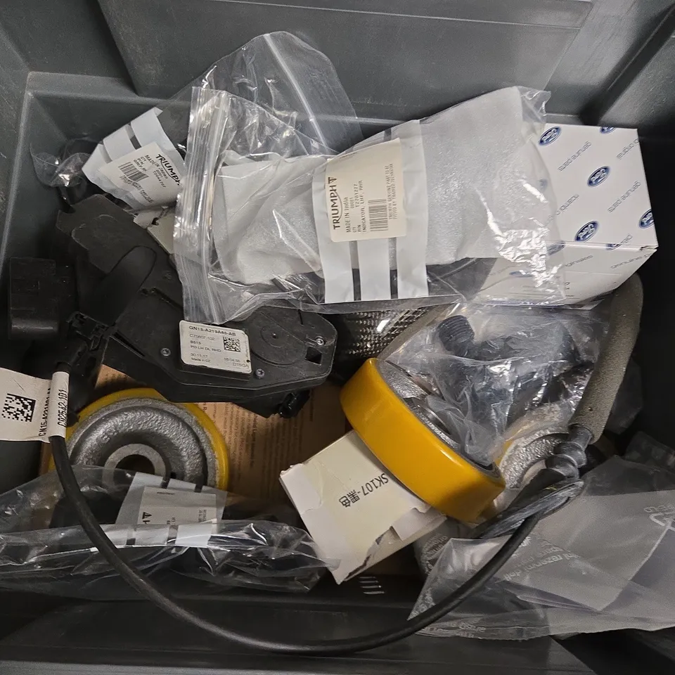 APPROXIMATELY 12 ASSORTED VEHICLE PARTS & ACCESSORIES TO INCLUDE JOHN COOPER WORKS SHIFTER TOP, OIL FILTER, R-SHIELD LIGHT, ETC