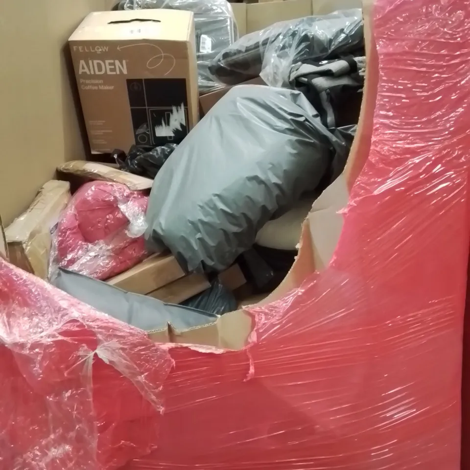 PALLET CONTAINING VARIOUS ASSORTED BOXED HOUSEHOLD ITEMS TO INCLUDE: COFFEE MACHINE, WEIGHTED BLANKET, PET CARRIERS AND LOTS MORE UNMARKED BOXED ITEMS 