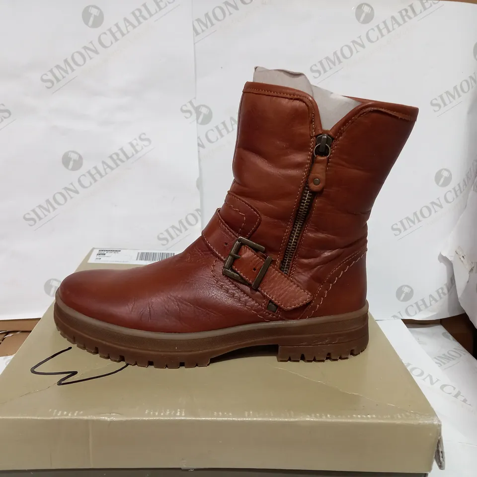 BOXED PAIR OF SHOON TAN LEATHER BOOTS  - SIZE 6