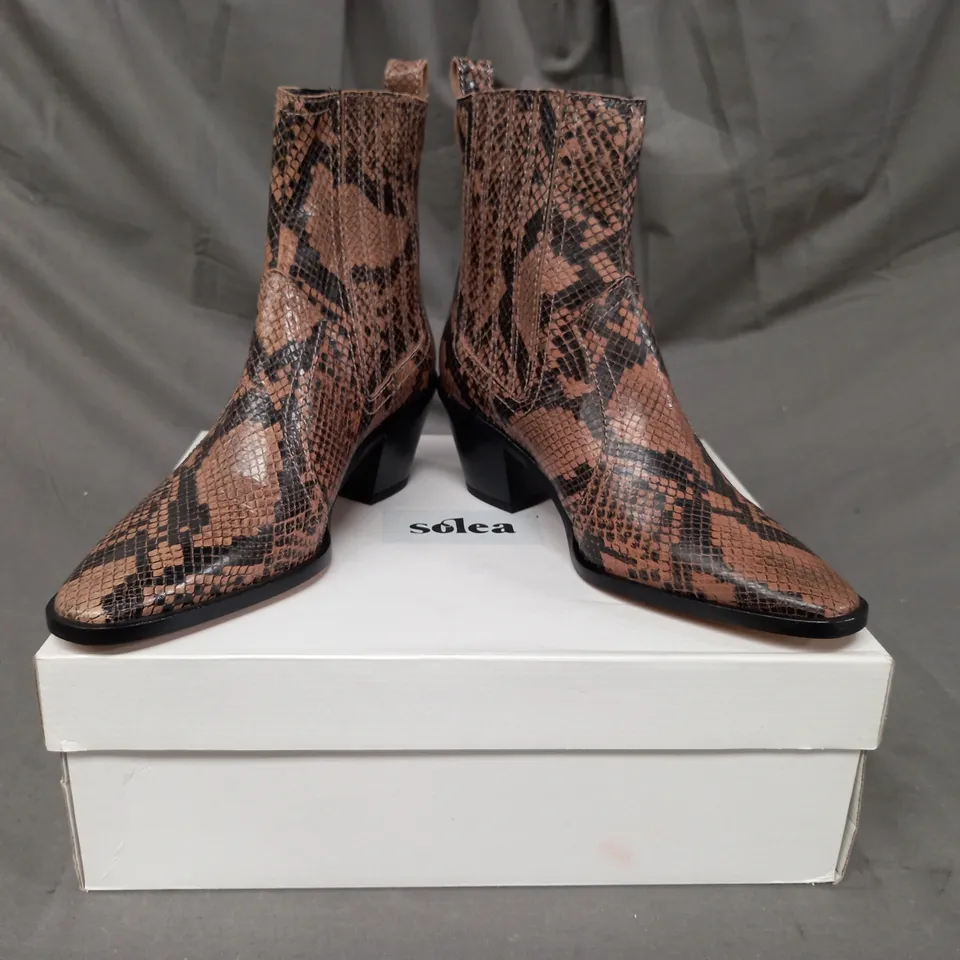 BOXED PAIR OF SOLEA FARES LEATHER ANKLE BOOTS IN TAUPE EU SIZE 37