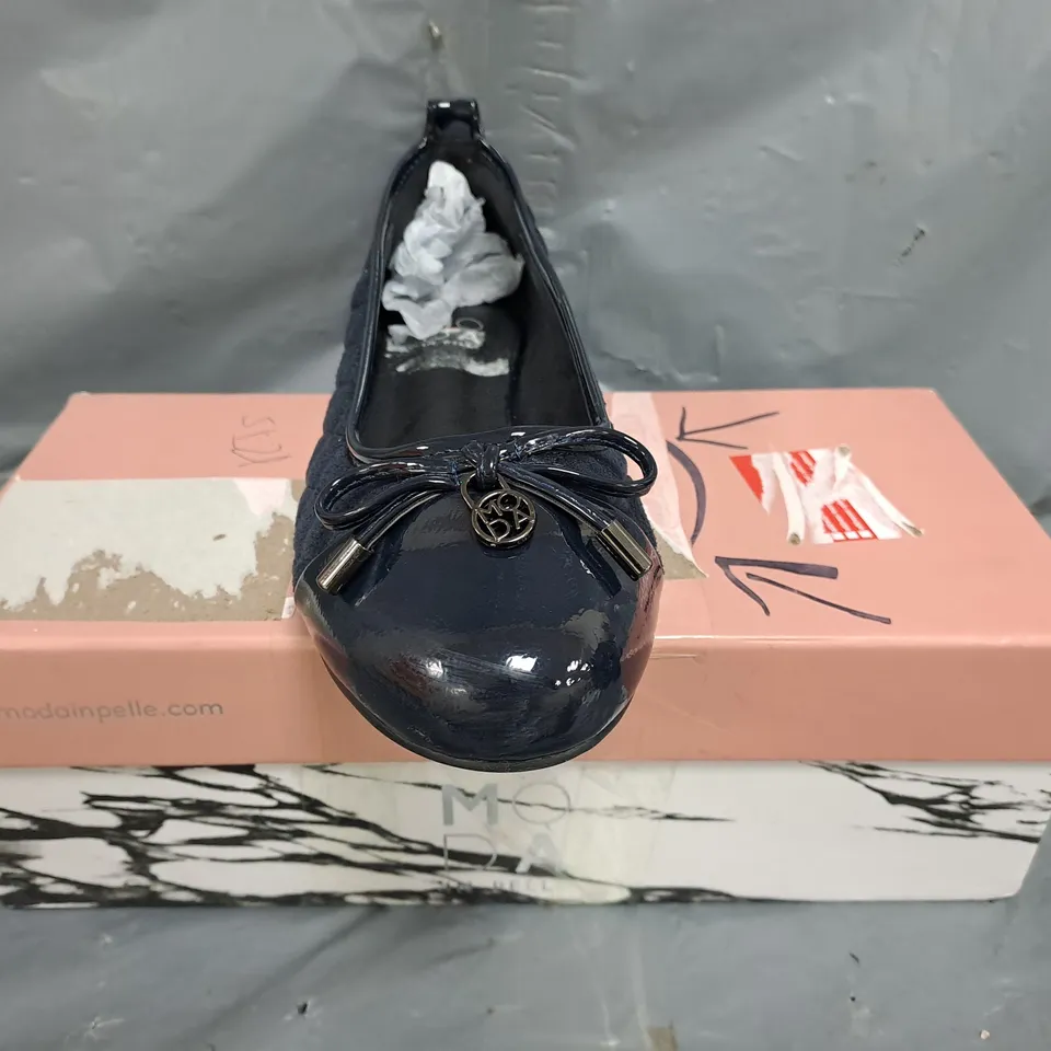 BOXED PAIR OF MODA IN PELLE SLIP-ON QUILTED BALLERINA SHOES IN NAVY SIZE EU 38