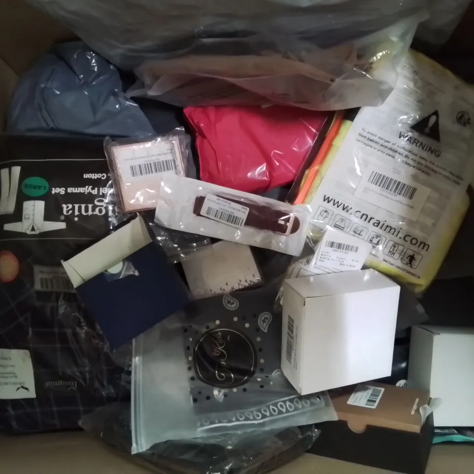 BOX CONTAINING LARGE AMOUNT OF MIXED FASHION ITEMS, CLOTHING, COSTUME/DRESS UP JEWELLERY ETC.