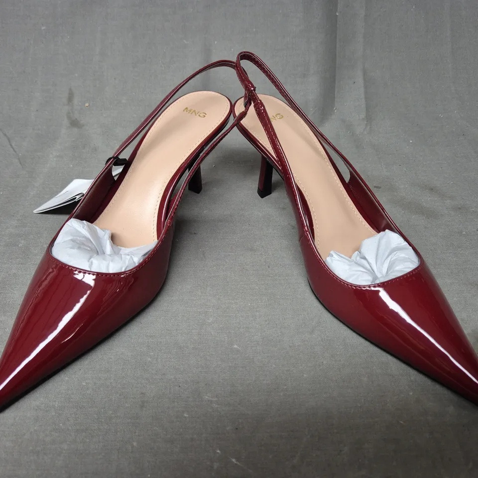 BOXED PAIR OF MNG POINTED TOE HEELED SLINGBACK SHOES IN WINE RED UK SIZE 4