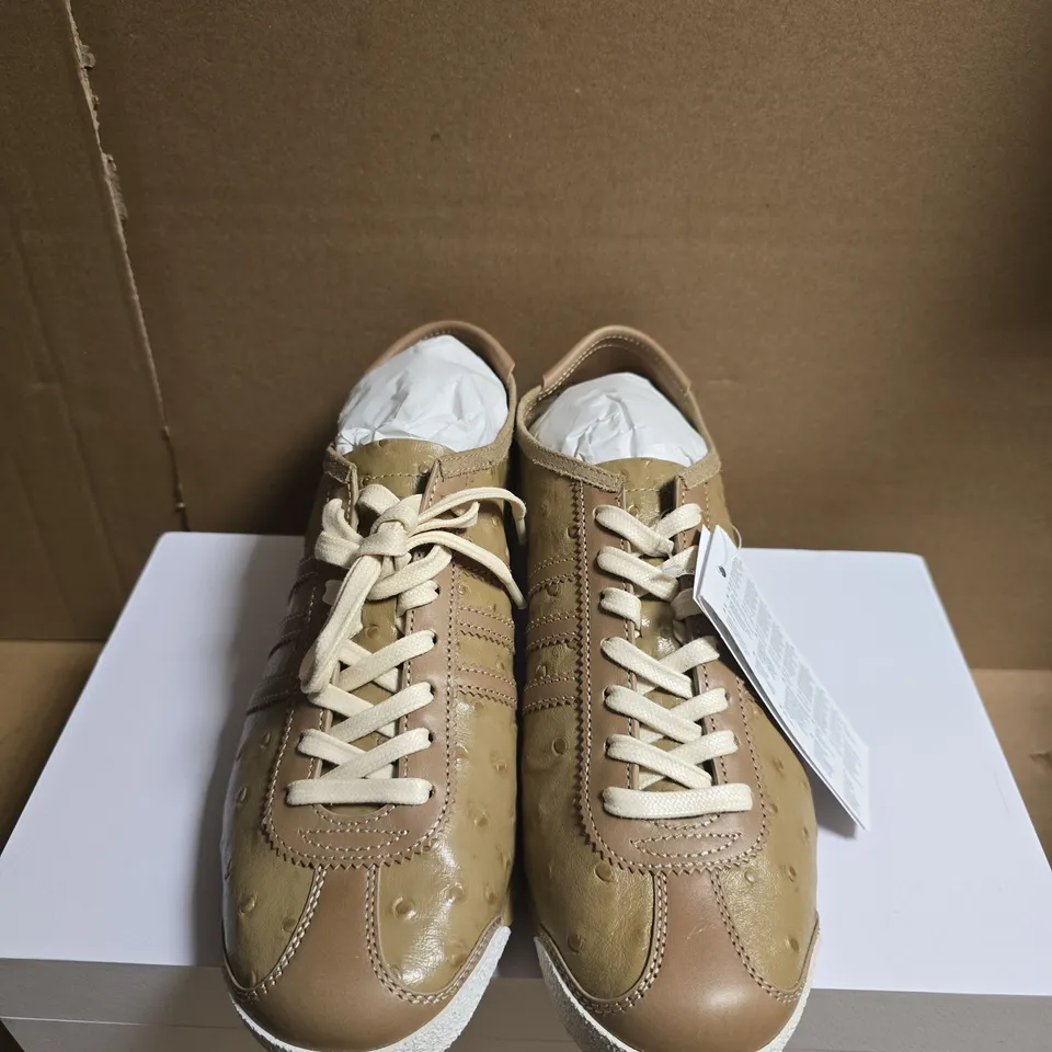 BOXED PAIR OF ADIDAS ITALIA 60S SNEAKER – MADE IN ITALY, BROWN, UK 6.5