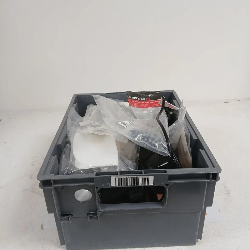 TOTE OF APPROXIMATELY 15 ASSORTED ITEMS TO INCLUDE MINI LAMP, 100PC SILVER CABLE TIE SET, ASSORTED CUTLERY, ASSORTED SKULL ACCESSORIES ETC