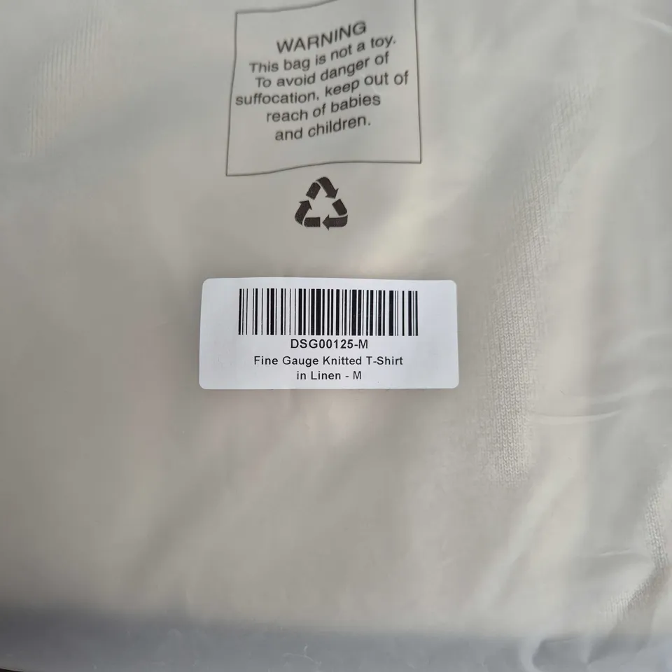 TAILORED ATHLETE FINE GAUGE KNITTED T-SHIRT IN LINEN – SIZE M