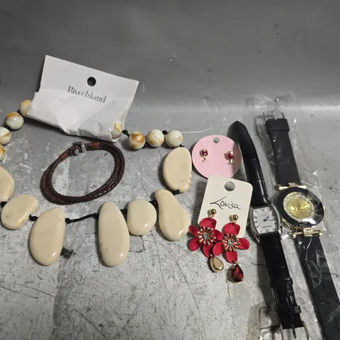 APPROXIMATELY 16 ASSORTED JEWELLERY ITEMS TO INCLUDE - RIVERISLAND NECKLACE , LOVISA EARRINGS , RED WINE EARRINGS ETC