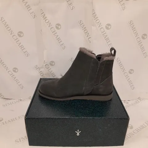 BOXED EMU PANU BOOTS, DARK GREY - SIZE 7