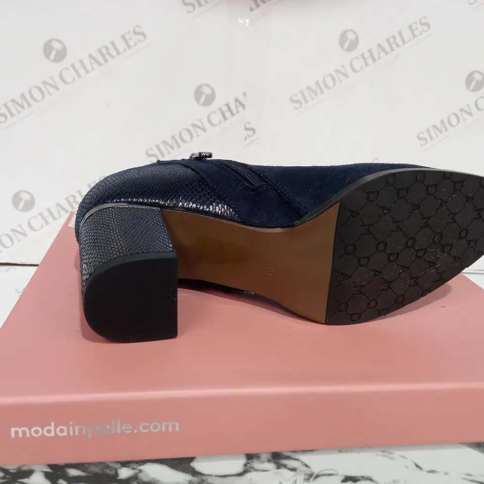 BOXED MODA IN PELLE NAVY LAVINIA HEELS - SIZE 39
