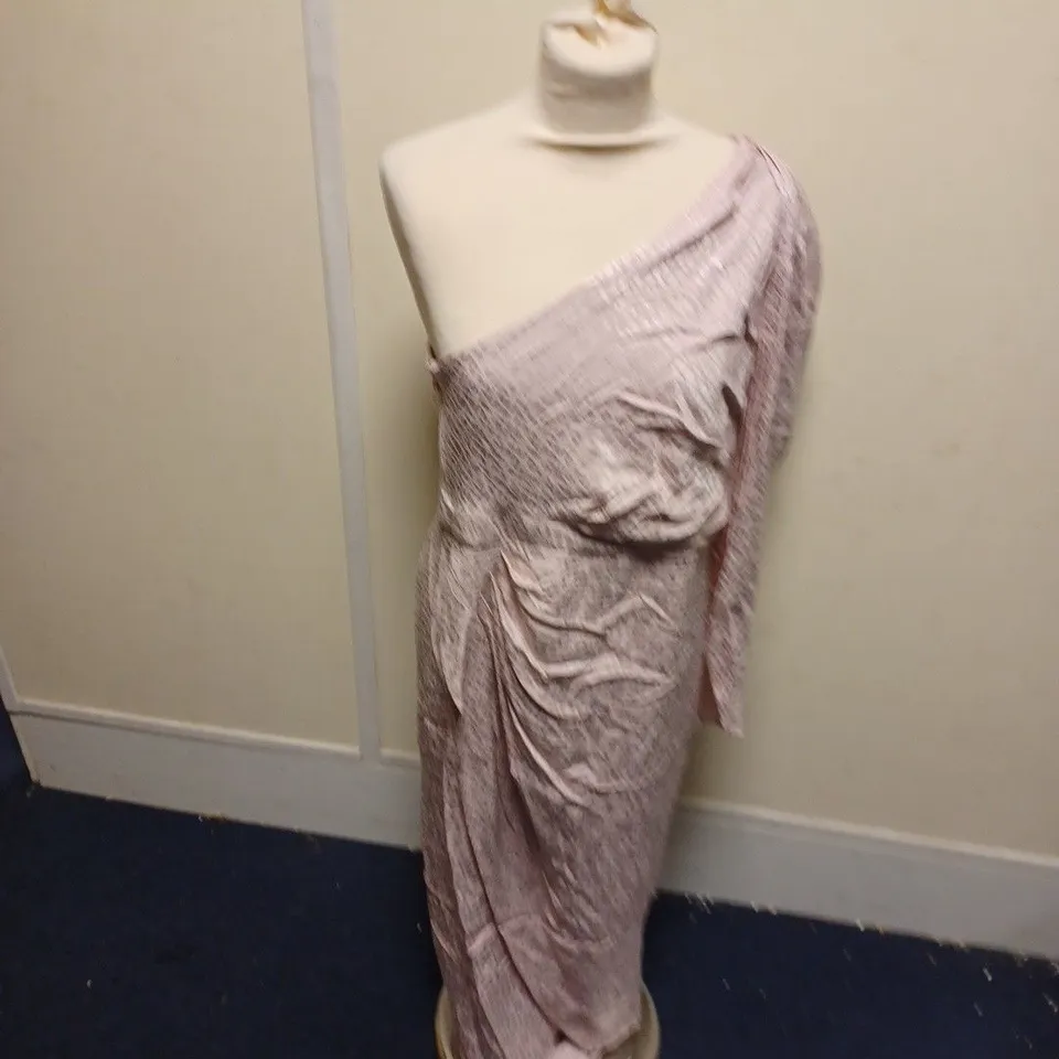 LOT OF APPROXIMATELY 10 PIECES OF CLOTHING TO INCLUDE NAANAA FLOWER DRESS UK 6, REEBOK MEDIUM GREY SHIRT, MISSGUIDED PETITE UK 10 DRESS ETC.