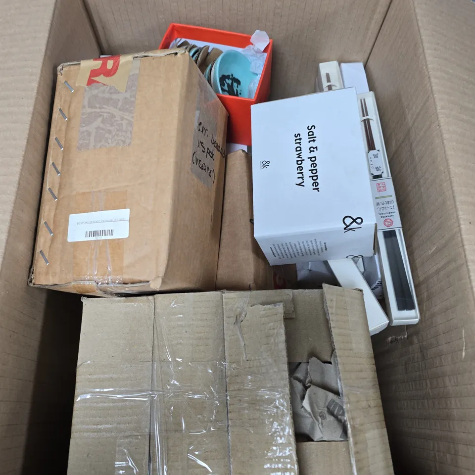 APPROXIMATELY 15 ASSORTED HOUSEHOLD PRODUCTS TO INCLUDE SALT & PEPPER SHAKERS, CHOPSTICKS, MINI DISHES ETC 