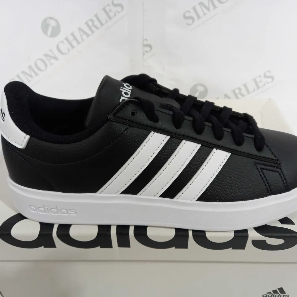 BOXED PAIR OF ADIDAS TRAINERS GRAND COURT 2.0 (MEN) - BLACK/WHITE - UK 5