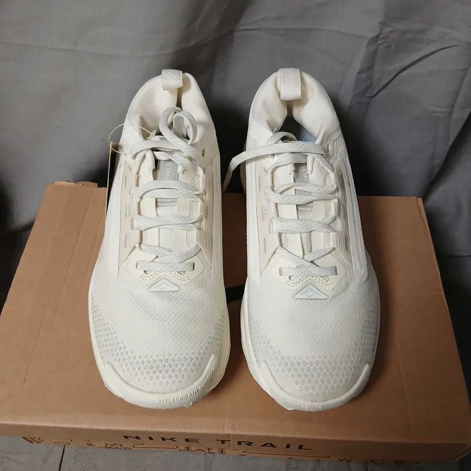 NIKE PEGASUS TRAIL 5 GTX RUNNING SHOES – WHITE SIZE 4.5