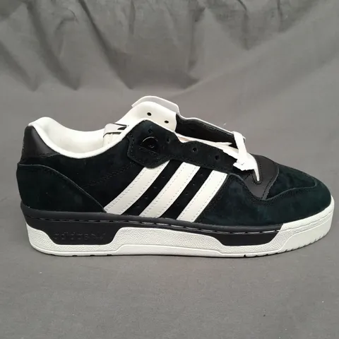 PAIR OF ADIDAS RIVALRY LOW TRAINERS SIZE 6.5