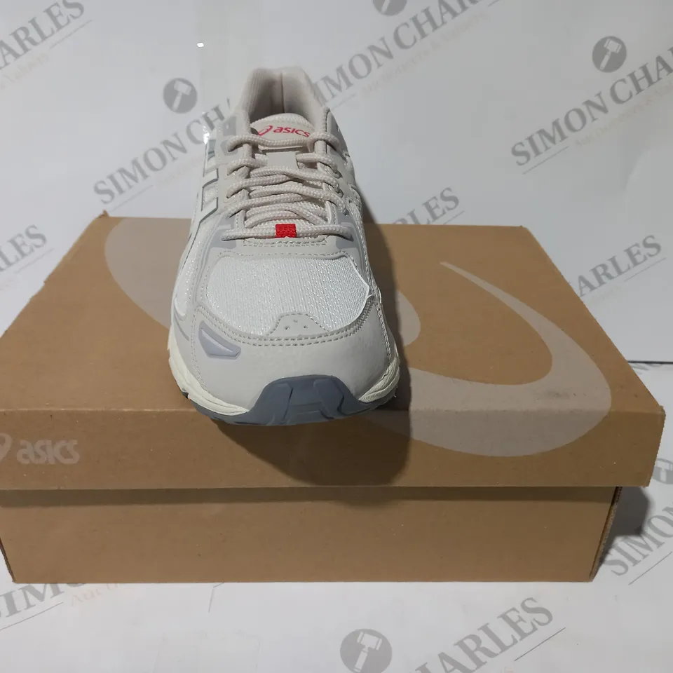 BOXED PAIR OF ASICS GEL-VENTURE 6 TRAINERS IN CREAM UK SIZE 7