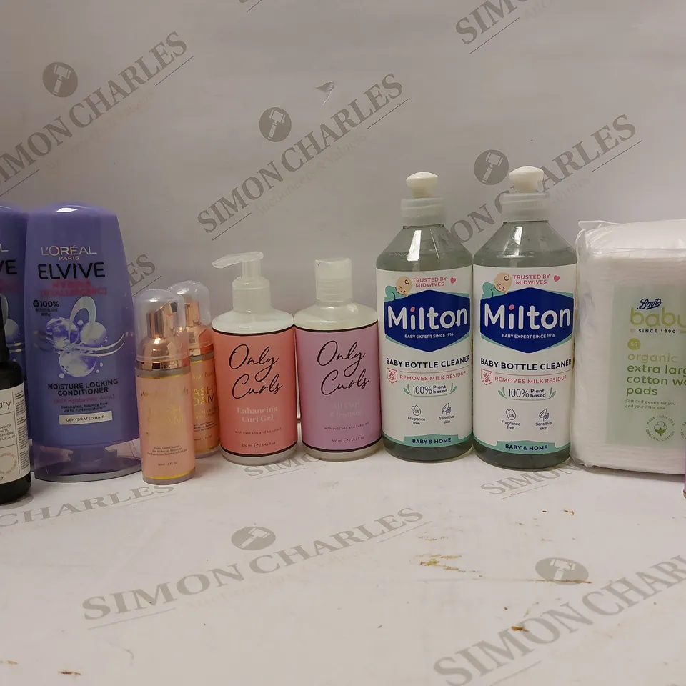 LOT OF APPROX 20 ASSORTED BEAUTY PRODUCTS TO INCLUDE ONLY CURLS ENHANCING CURL GEL, L'OREAL ELVIVE MOISTURE LOCKING CONDITIONER, JAMES READ SLEEP MASK BODY TAN, ETC 