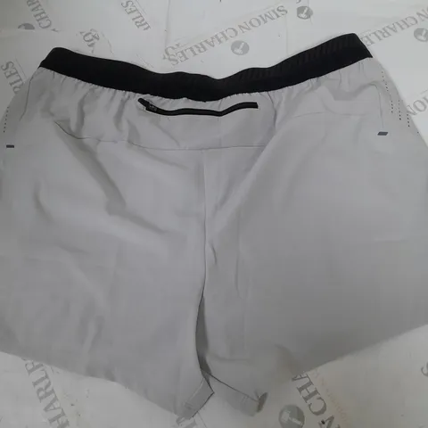 GYMSHARK WHITE TRAINING SHORTS - L