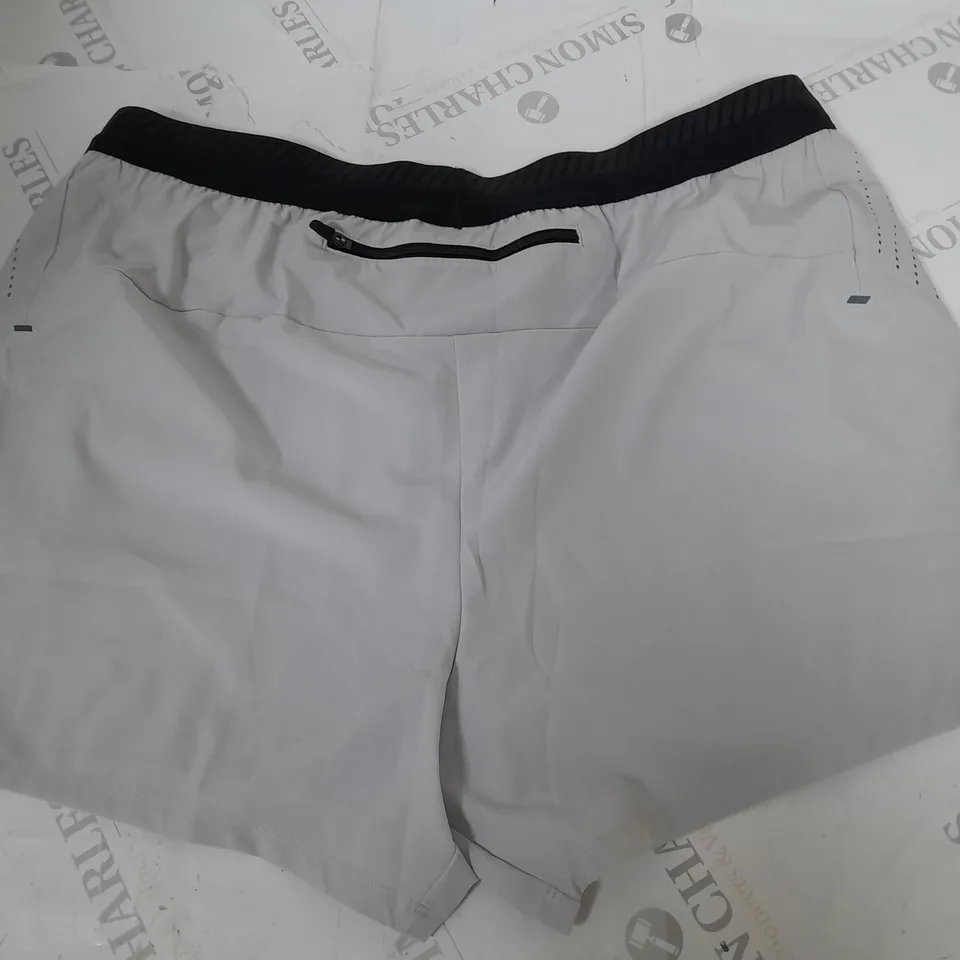 GYMSHARK WHITE TRAINING SHORTS - L