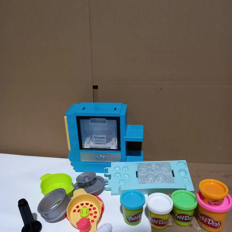 PLAY-DOH KITCHEN CREATIONS RISING CAKE OVEN PLAYSET RRP £29