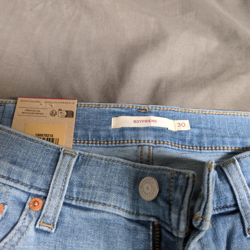 LEVI'S WOMEN'S BOYFRIEND JEANS – LIGHT WASH, SIZE 30 (US)