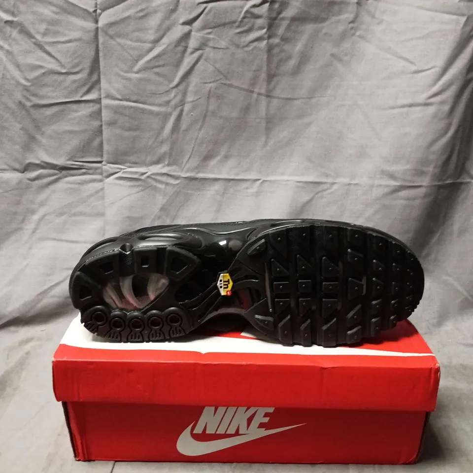BOXED PAIR OF NIKE AIR MAX PLUS BLACK/WHITE/GREY UK 10 (US 11)