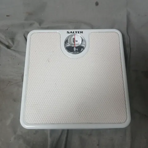 SALTER 133KG MAX WEIGHT SCALES (489 WHDRFEU16)