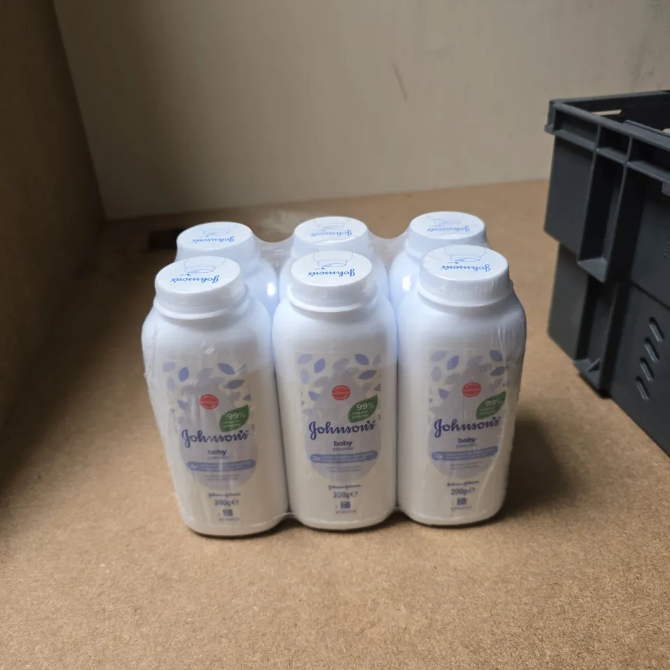 APPROXIMATELY 20 ASSORTED COSMETIC ITEMS INCLUDING JOHNSONS BABY POWDER , FALSE EYELASHES AND CLEANING WIPES FOR HEARING AIDS 