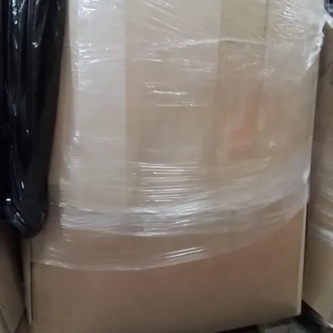 PALLET CONTAINING A LARGE QUANTITY OF PILLOWS