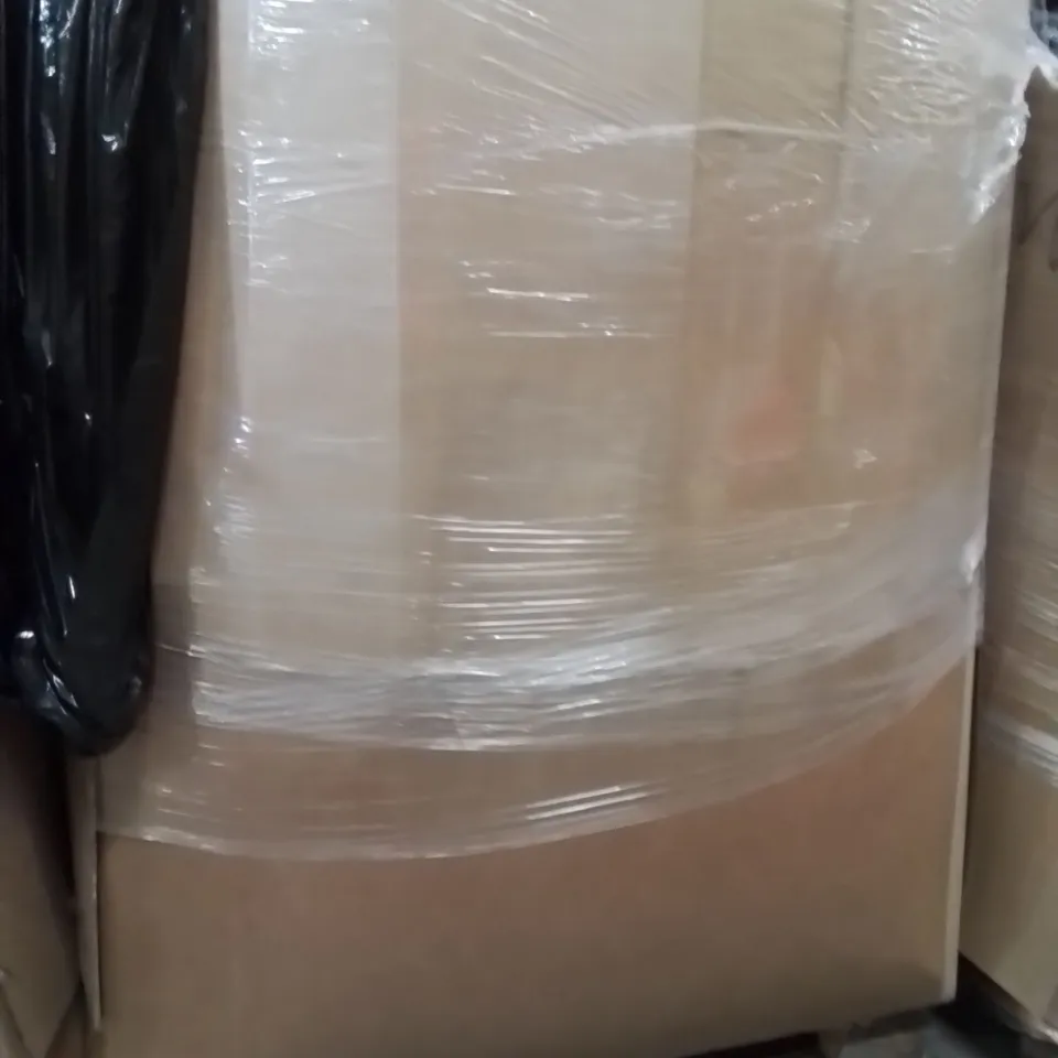 PALLET CONTAINING A LARGE QUANTITY OF PILLOWS