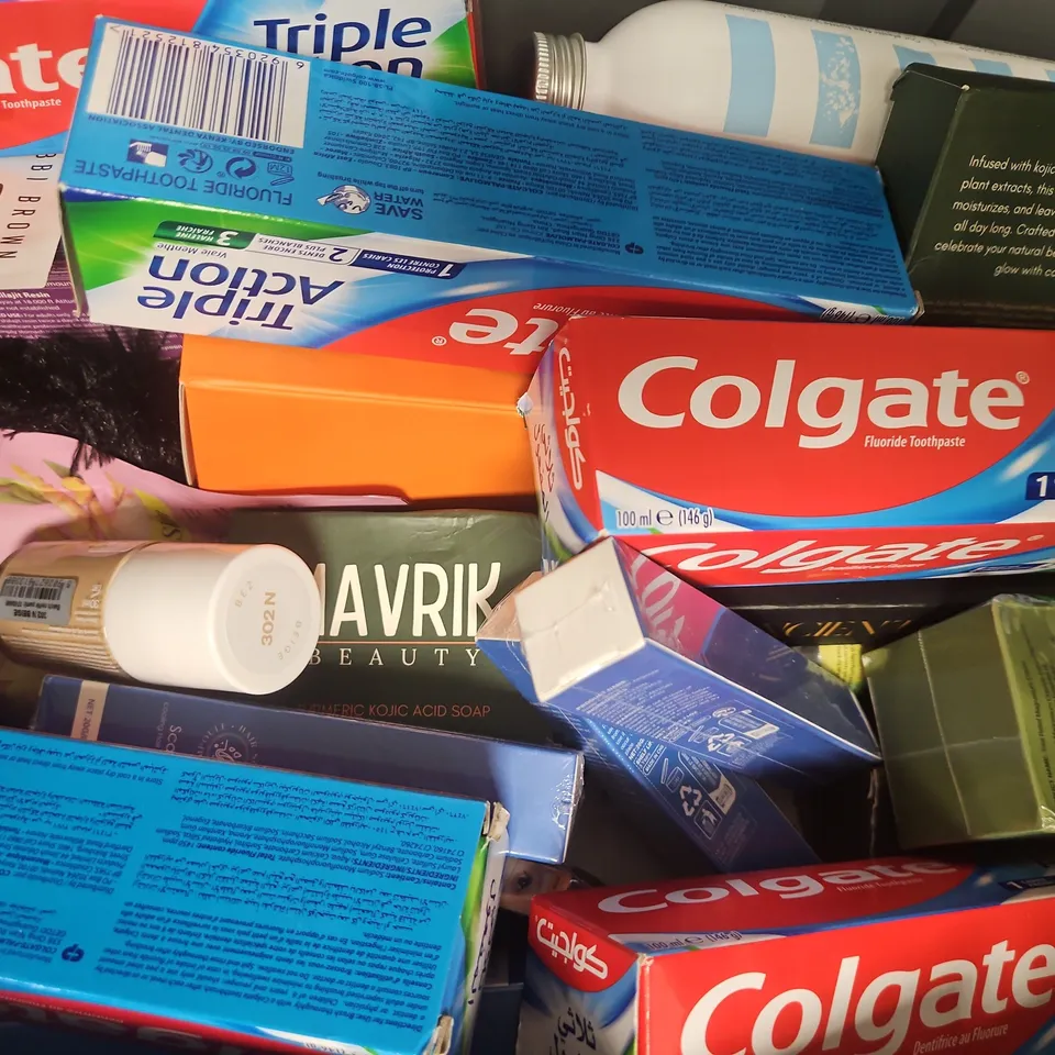 APPROXIMATELY 20 ASSORTED COSMETIC ITEMS TO INCLUDE COLGATE, BOBBI BROWN, MAVRIK, ETC - COLLECTION ONLY