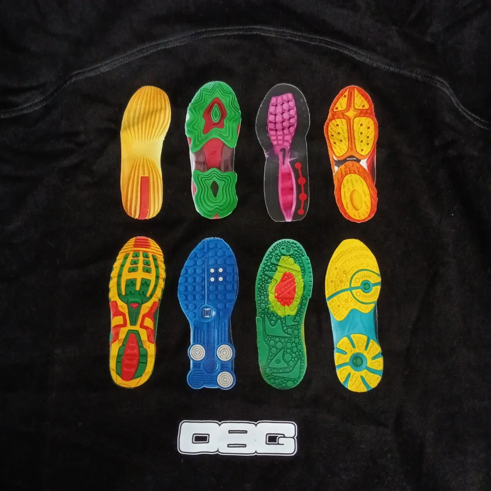 DIRTBAG BLACK T-SHIRT WITH MULTICOLOUR FOOTPRINT GRAPHIC – UK SIZE M