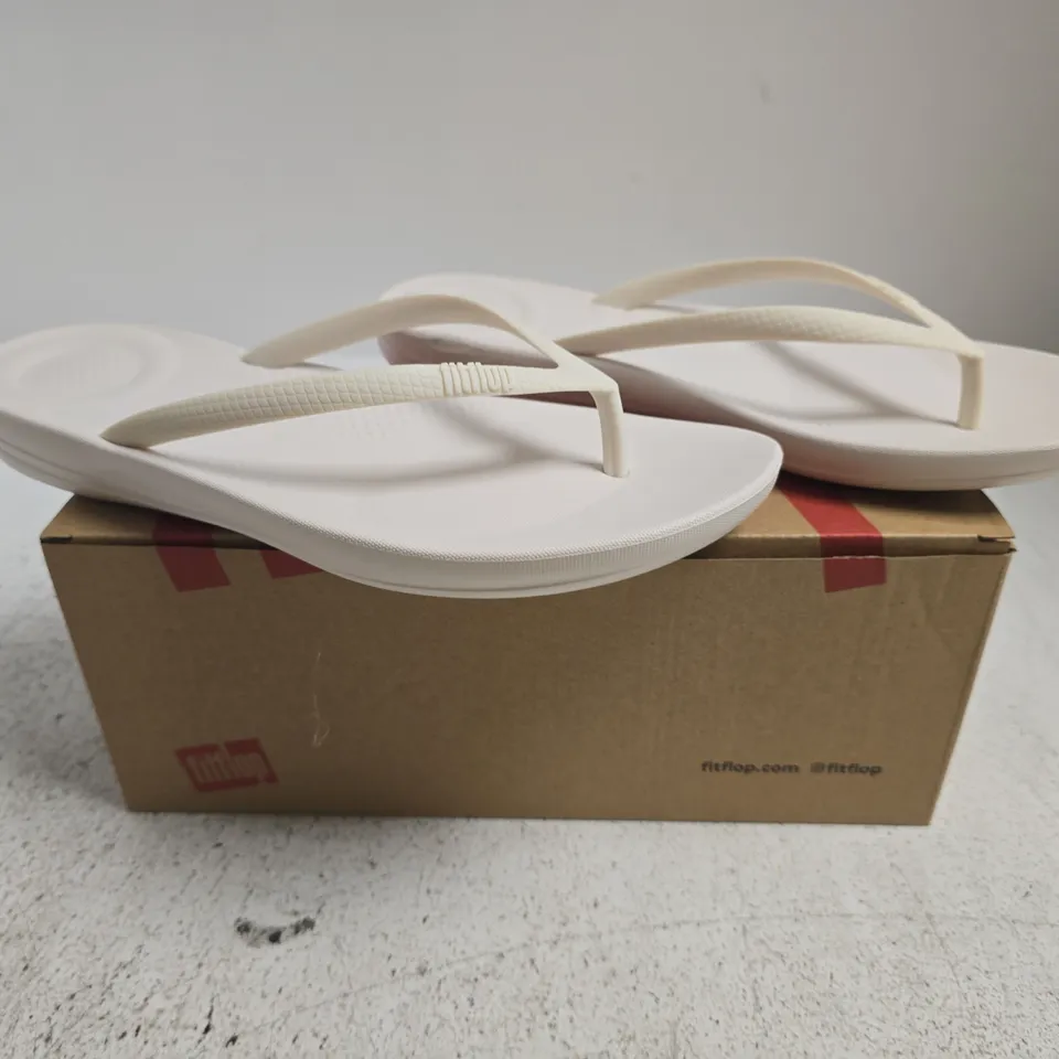 BOXED PAIR OF FITFLOP IQUSHION ERGONOMIC FLIP-FLOPS IN WHITE SIZE UK 6