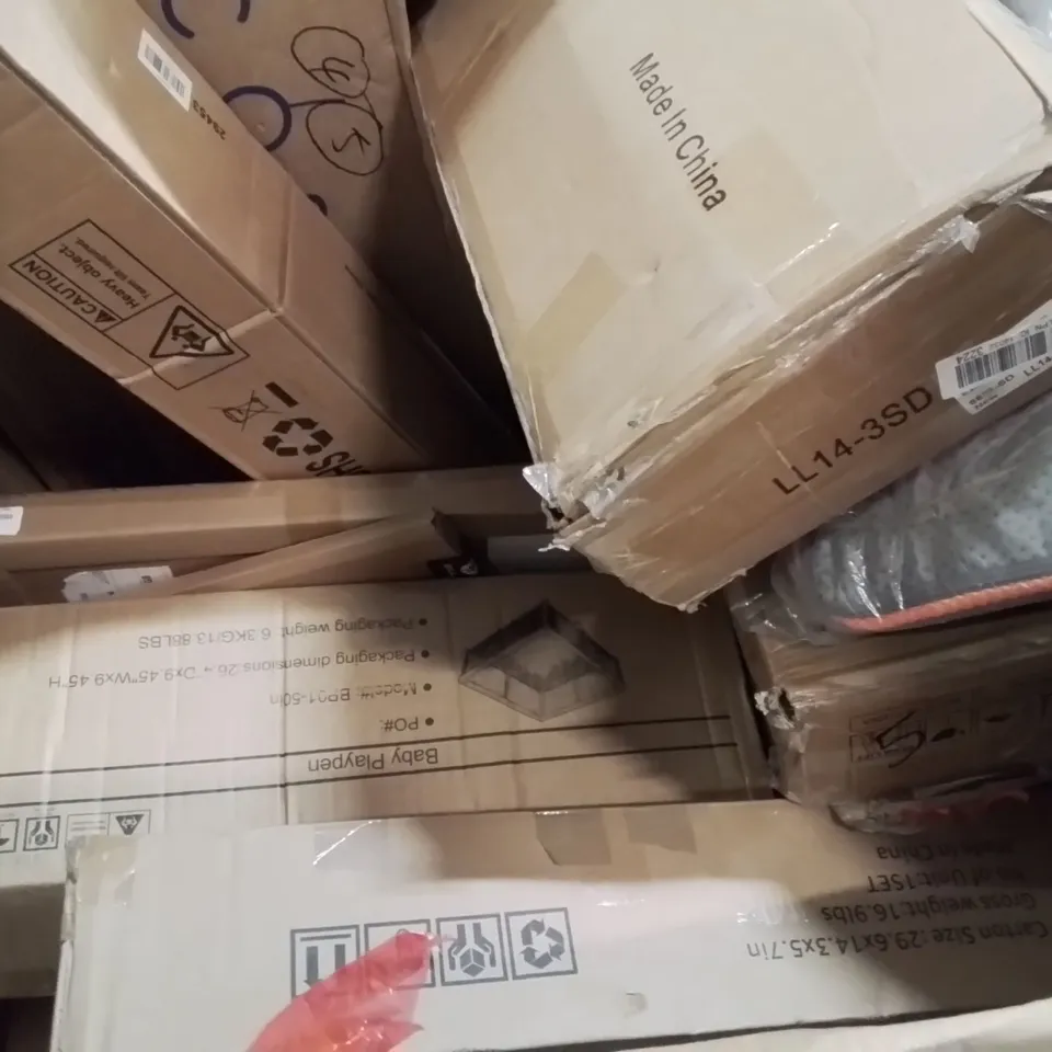PALLET CONTAINING VARIOUS ASSORTED BOXED HOUSEHOLD ITEMS TO INCLUDE: BABY'S PLAYPEN, STONEWARE 16PC DINNER SET, HAIR DRESSING TRAINING HEAD, AND LOTS MORE UNMARKED BOXED ITEMS 
