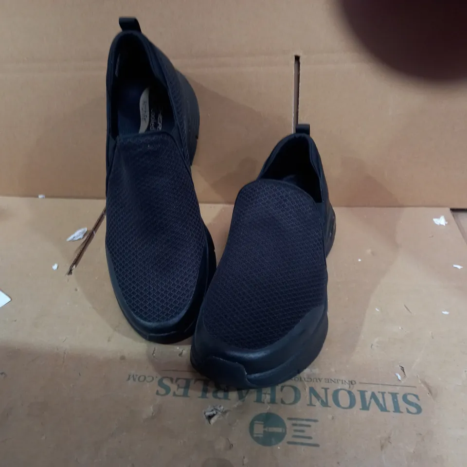 PAIR OF SKECH MEN BANLIN SHOES BLACK 