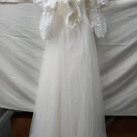 WHITE BRIDESMAID DRESS WITH FLOWER EFFECT