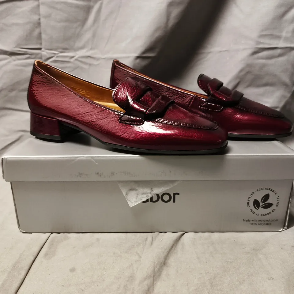 BOXED PAIR OF GABOR BLOCK HEEL SLIP-ON SHOES IN DEEP WINE RED SIZE 4.5