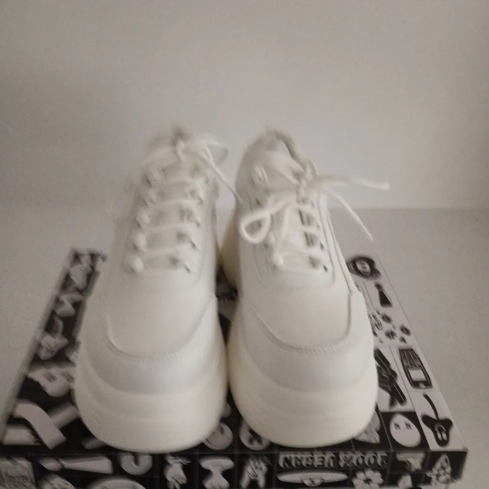 BOXED PAIR OF KOI JENNIE STRIKER WHITE CHUNKY PLATFORM SNEAKERS – BUBBLE TRAINERS, UK SIZE 6