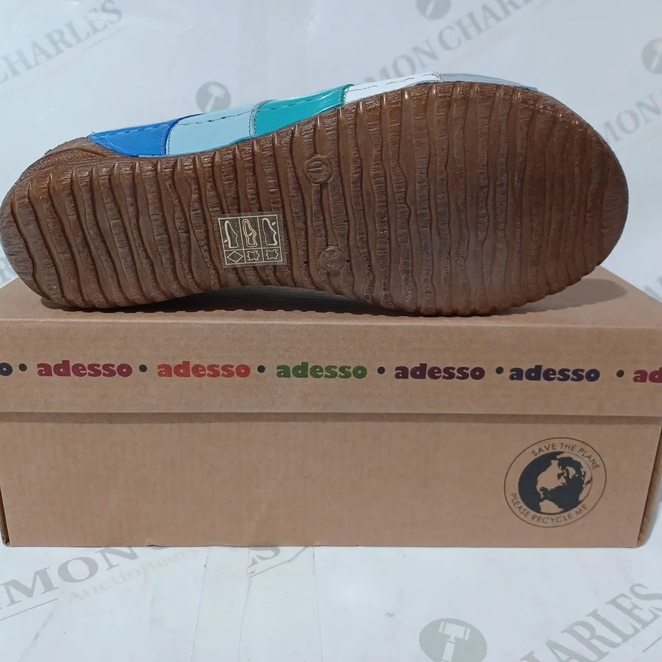 BOXED PAIR OF ADESSO EVA SANDALS IN MULTICOLOUR UK SIZE 6